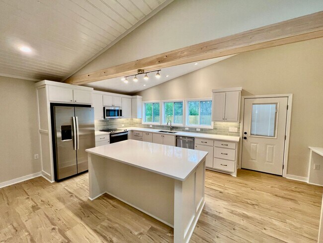 Building Photo - Freshly Updated 4 Bedroom in the Heart of ...