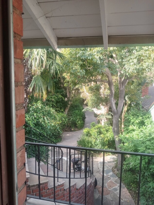 Vista desde la unidad con vista a un patio frondoso - 2023 Cloverfield Blvd