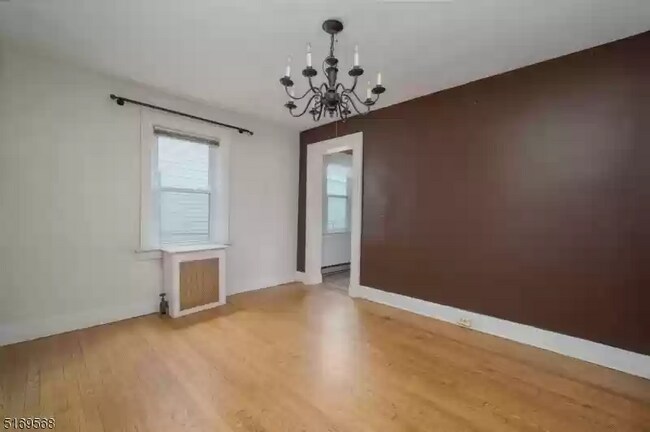 Foto del edificio - 101 Maple Ave