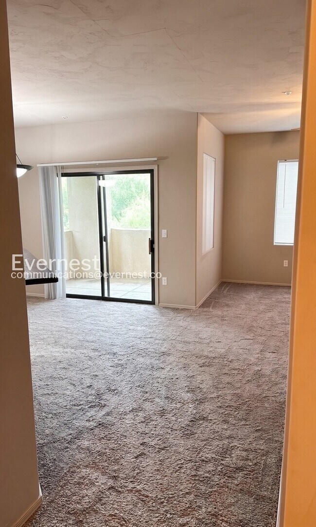 Foto del edificio - 2550 E River Rd