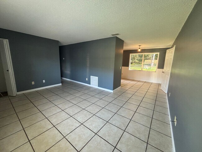 Foto del edificio - Deltona Lakes, Quaint 3 bed 1 bath