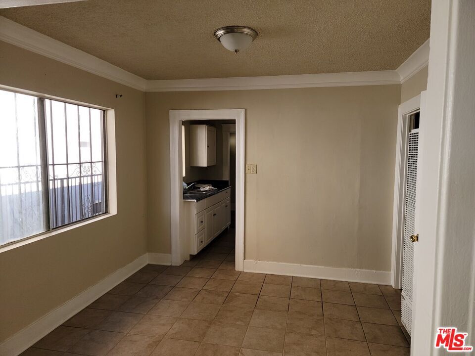 Building Photo - 712 W 40th Pl