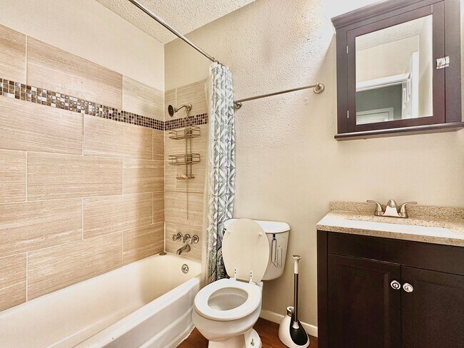Foto del edificio - 2401 Manor Rd