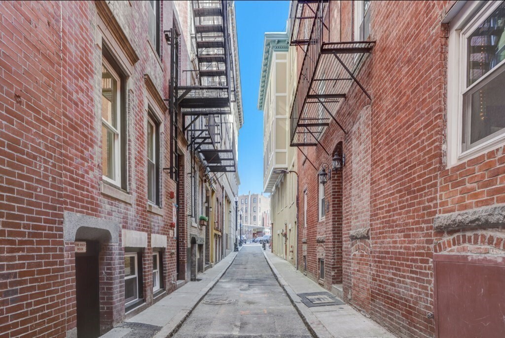 Building Photo - 15-19-19 Bartlett Pl