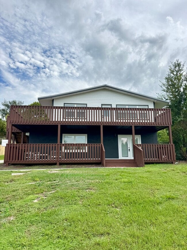 Building Photo - Beautifully Renovated 2-Bed/1-Bath Upstair...