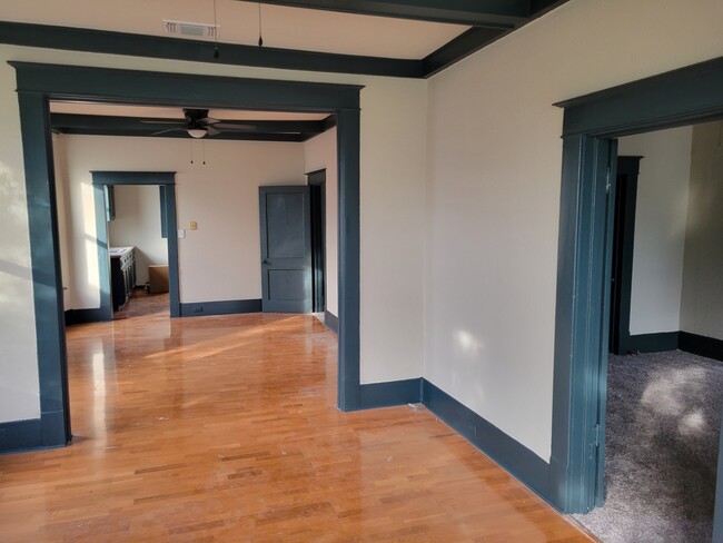 Building Photo - 835 W French Pl