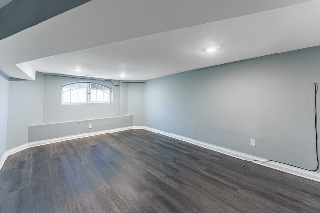 Foto del edificio - 1121 N Leclaire Ave