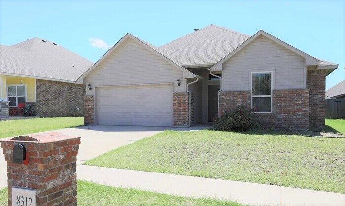 Foto principal - 8312 NW 140th St