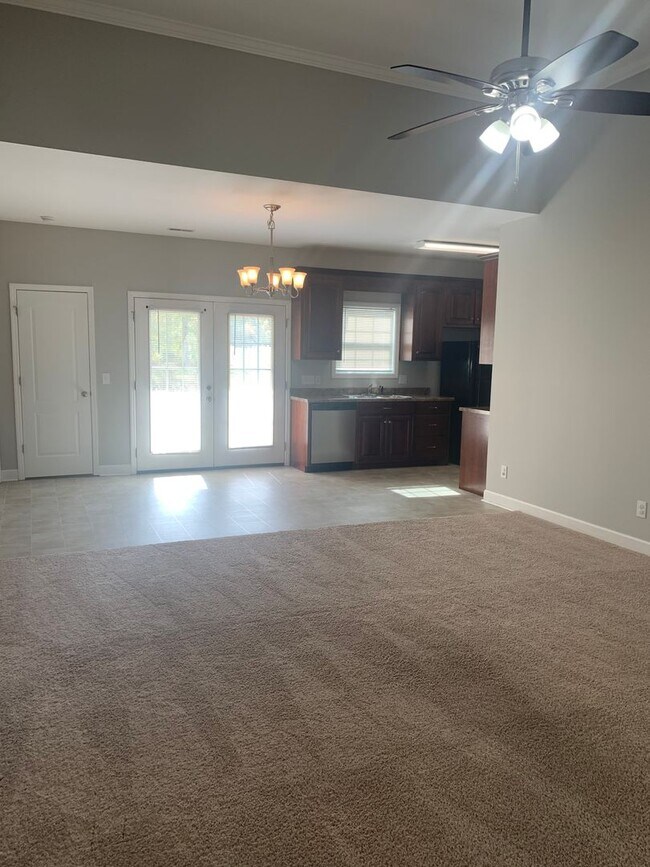 Foto del edificio - Bright and Open Floor Plan with Large Fenc...