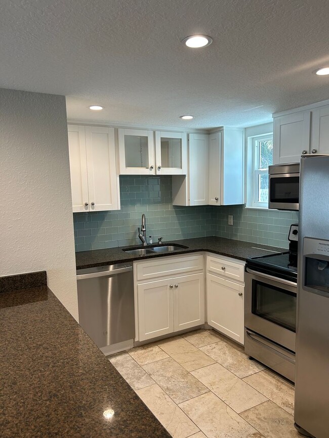 Building Photo - Summer Special $500 Off 1st Month's Rent at Remodeled Beachside Townhome