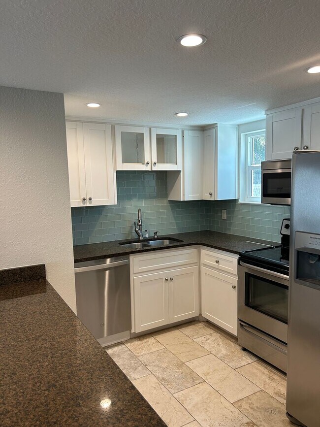 Foto del edificio - Summer Special $500 Off 1st Month's Rent at Remodeled Beachside Townhome