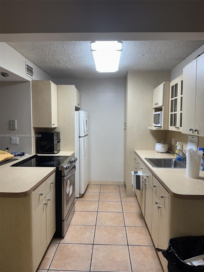 Foto del edificio - 7221 Miami Lakes Dr