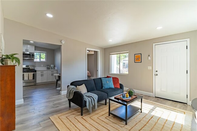 Foto del edificio - 1649 Crestview Ave