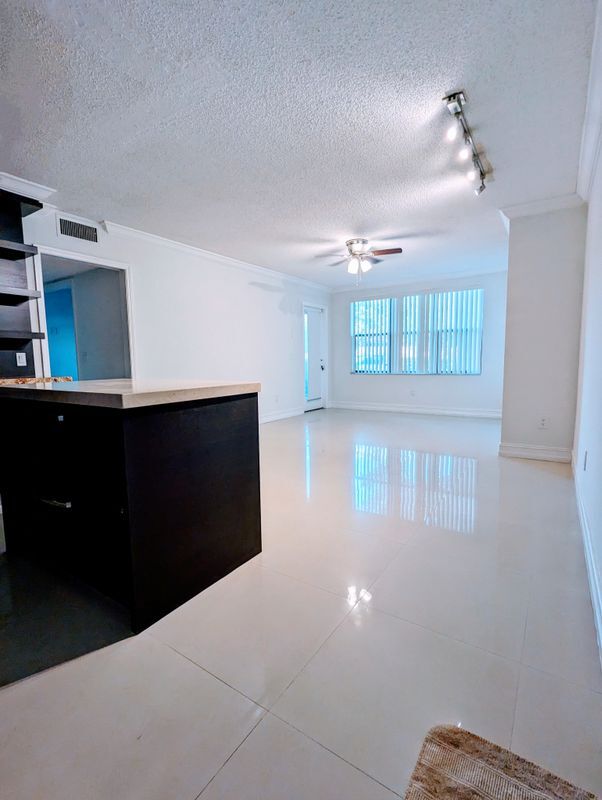 Foto principal - 4561 W McNab Rd