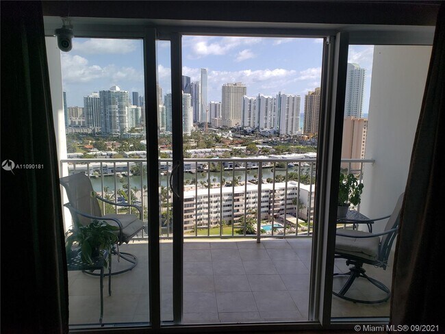 Foto del edificio - 300 Bayview Dr