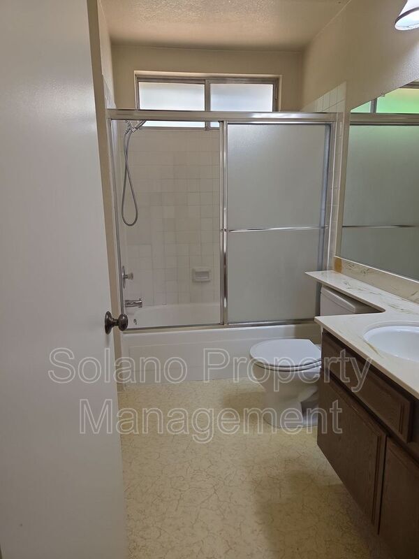 Building Photo - 203 Catalpa Ln