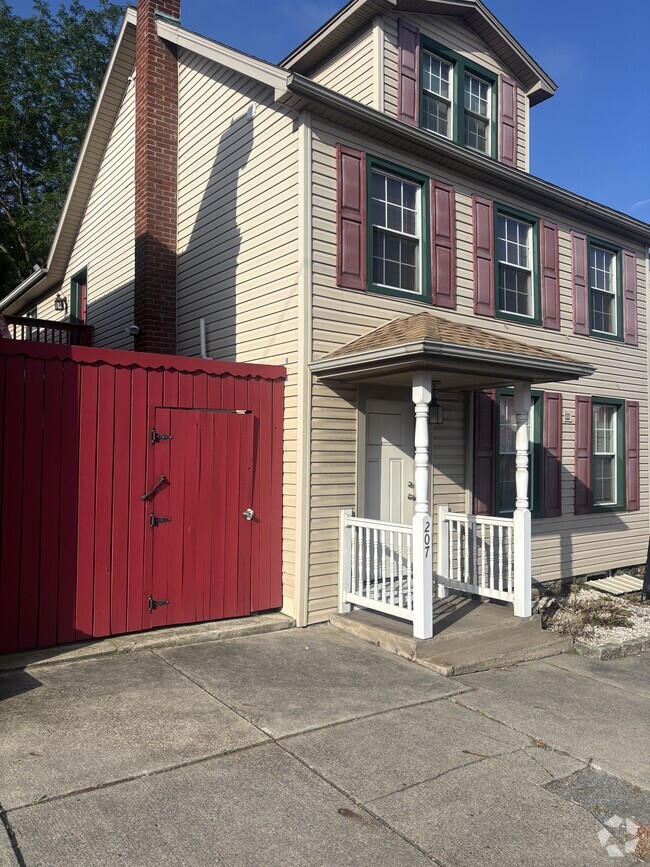 Building Photo - 207 Market St