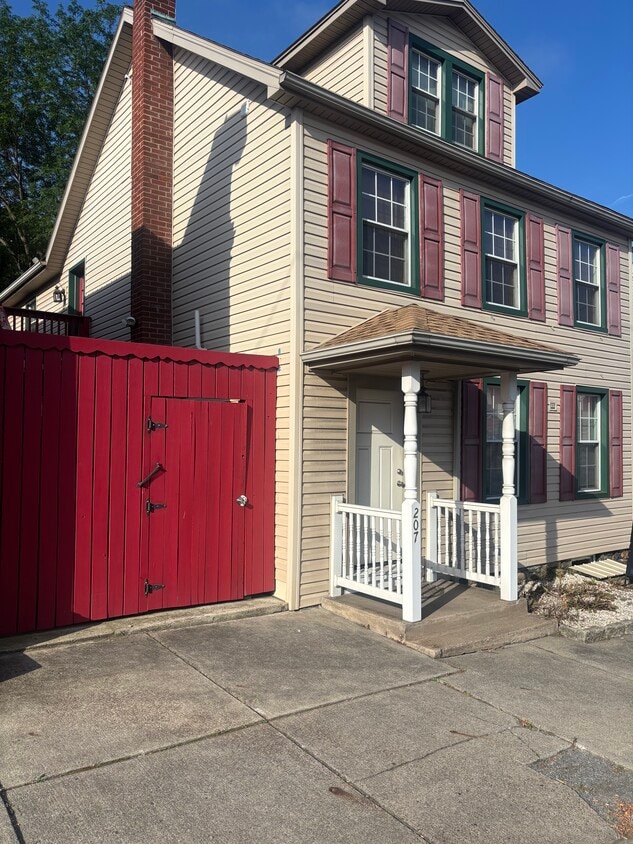 Primary Photo - 207 Market St