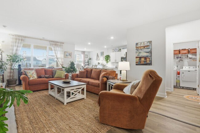 Building Photo - 564 Foxtail Dr