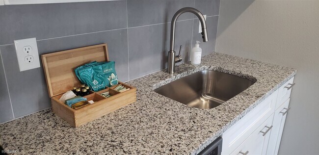 Foto del edificio - 2 br, 1 bath Apartment - The Metro