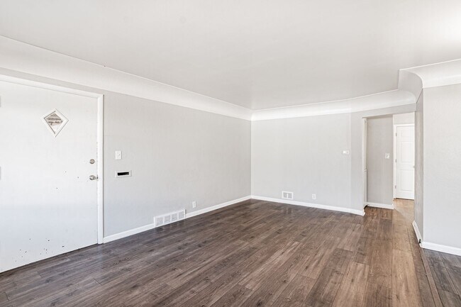 Building Photo - 2 Bedroom 1 Bath Home in Aurora with W/D!