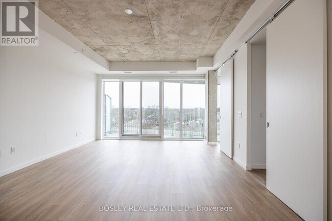 Building Photo - 689-689 The Queensway