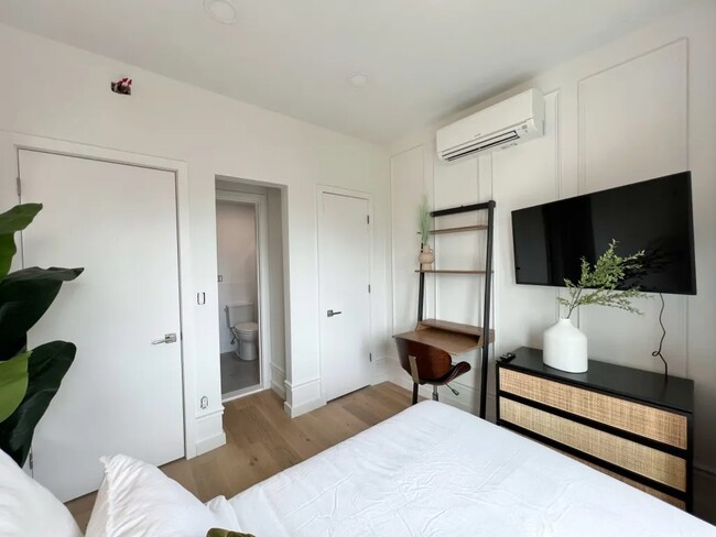 Foto del edificio - Furnished room/NOT APARTMENT