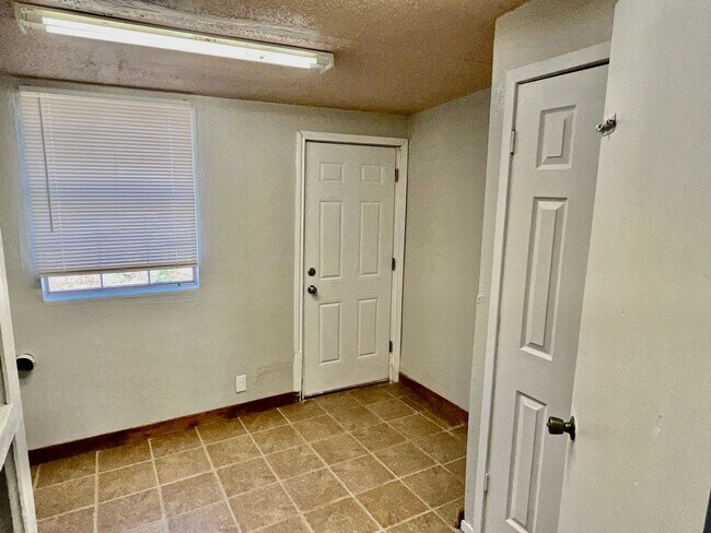 Building Photo - Great 3 Bedroom 1 Bathroom Home Near the F...
