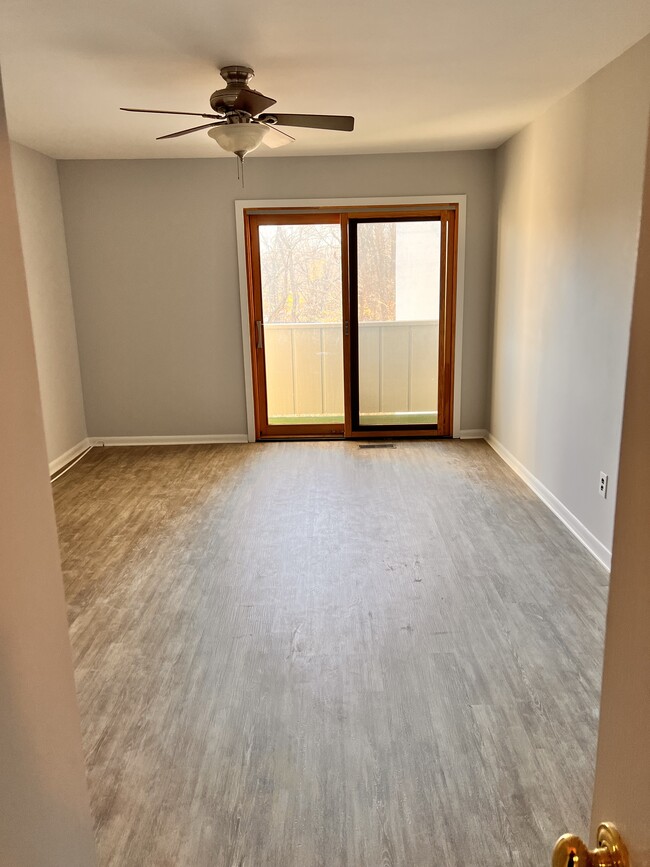 Master bedroom with walkout deck - 493 Summit House