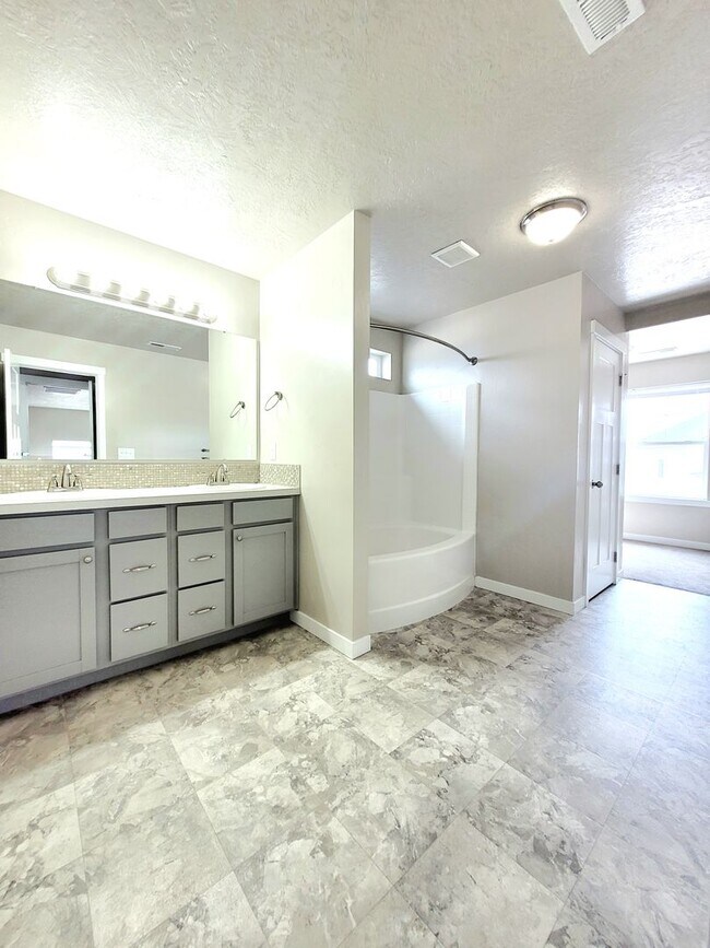 Foto del edificio - Beautiful 4 bedroom Nampa home
