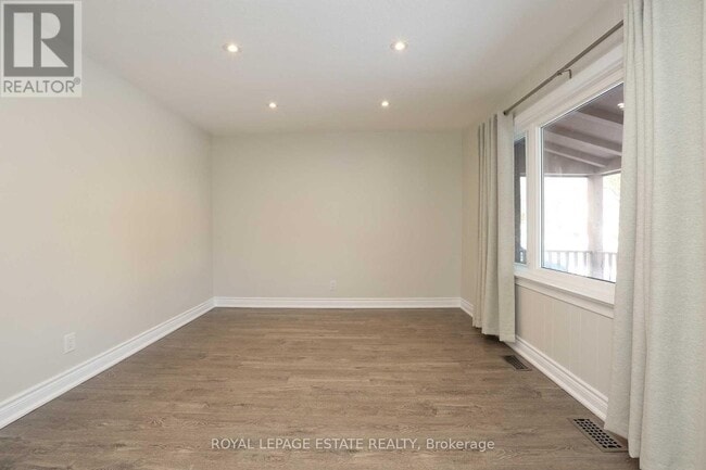 Photo du bâtiment - 215 Oakridge Dr