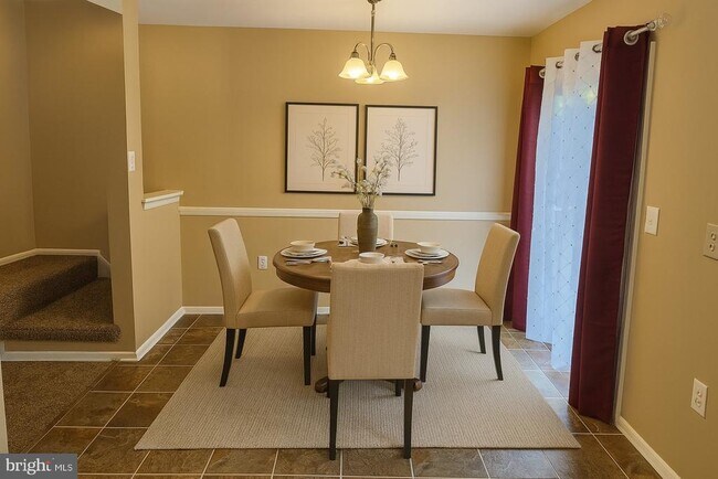 Foto del edificio - 6870 Ducketts Ln
