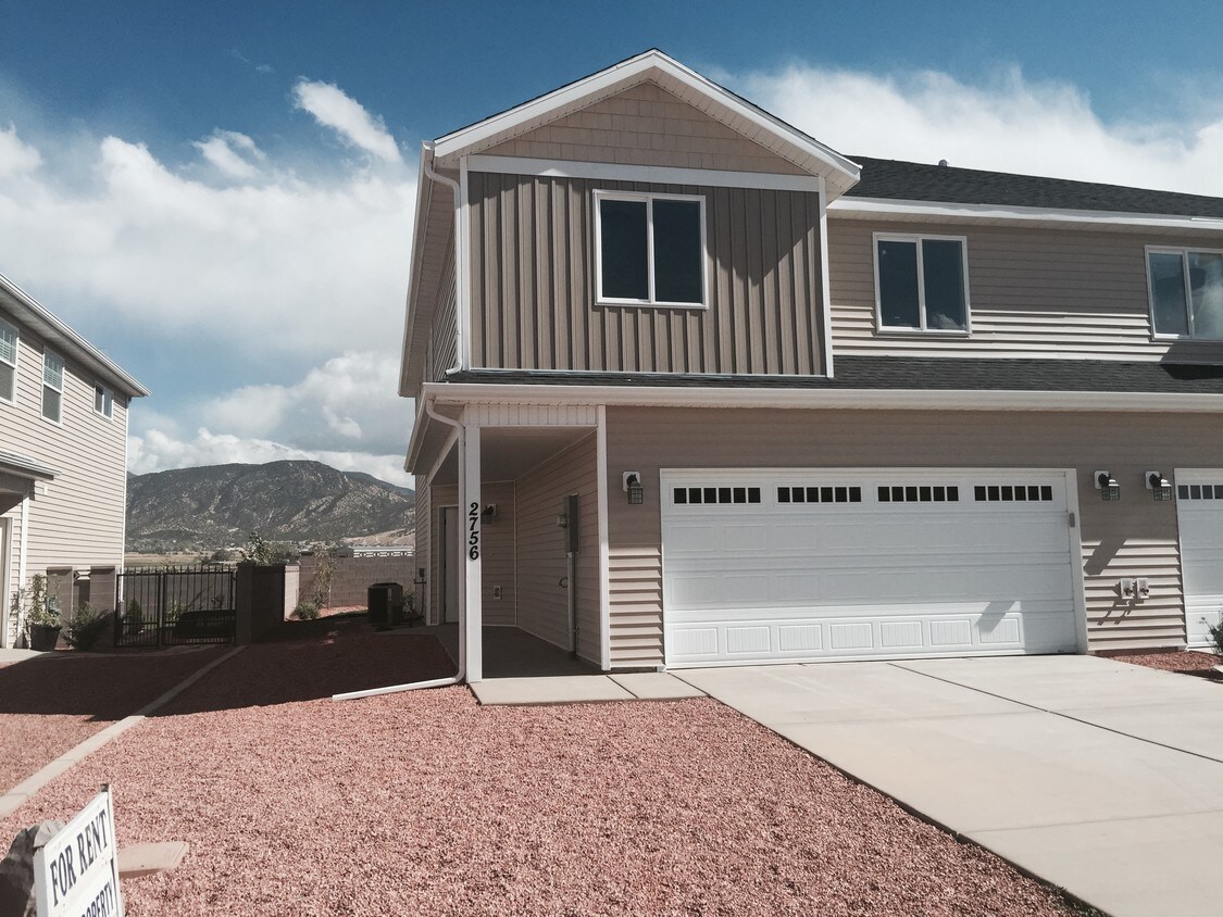 Primary Photo - 2756 N Mountain Valley Trl