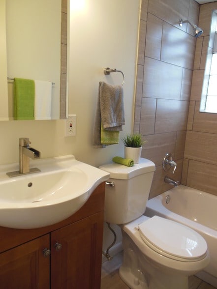 1201 Edgecliff - Bathrrom w Tub Natural Light - Edgecliff - Nassau Walnut Hill Apartments
