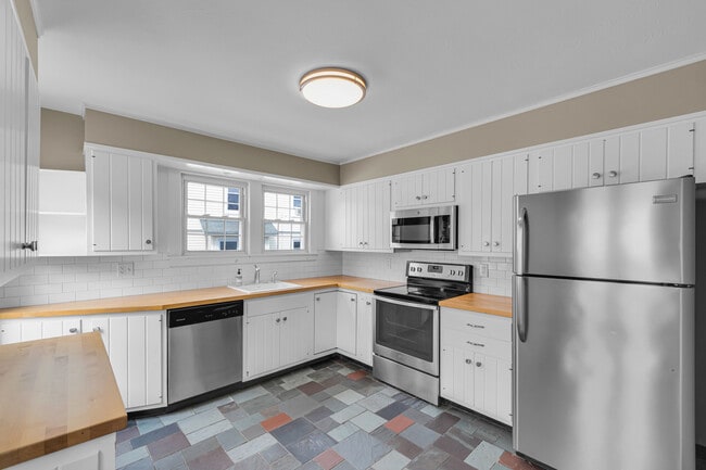 Building Photo - 1070 Enfield St