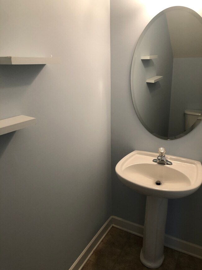 1/2 baño en el nivel principal - 3535 Bell Rd