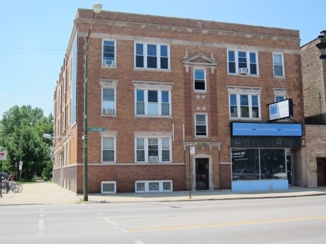 Primary Photo - Lakeview 2BR! Near Brown Line & Whole Foods!