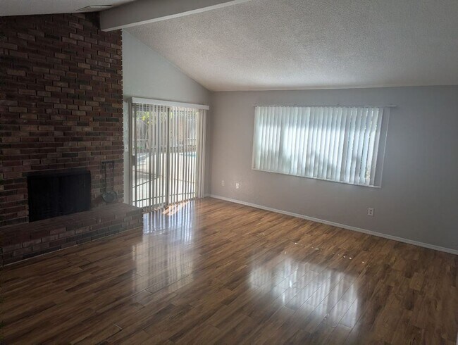 Foto del edificio - Beautiful 4 Bedroom House in NW Bakersfield with Pool!