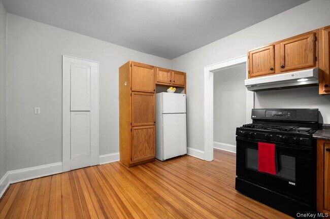 Foto del edificio - 548 Warburton Ave