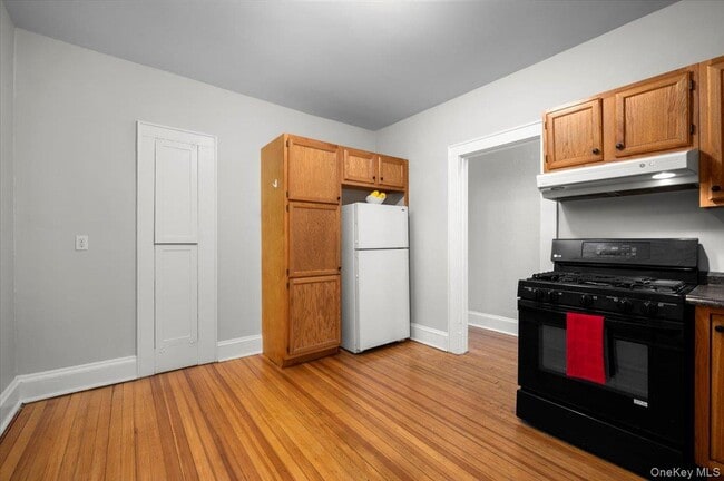 Building Photo - 548 Warburton Ave