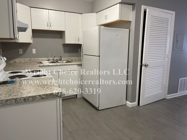 Building Photo - Coming Soon - Renovated 2 Bedroom 1 1/2 Ba...