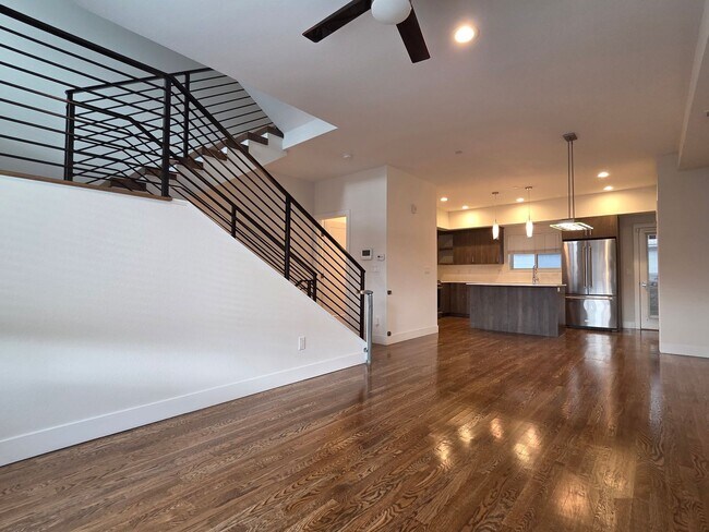 Foto del edificio - STUNNING 4-LEVEL TOWNHOME IN HIGHLANDS WITH SAUNA, 2-CAR GARAGE + AMAZING ROOFTOP DECK!