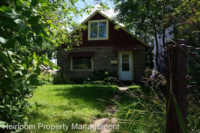Building Photo - 3 br, 2 bath House - 1426 E 4th St.