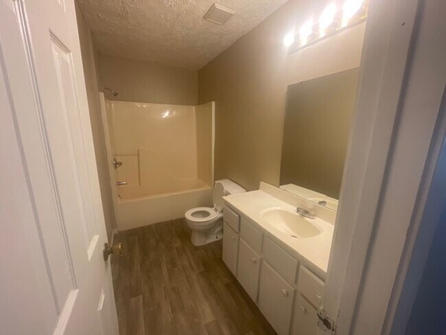 Building Photo - Renovated 3 Bedroom 2 Bath Home for Rent!