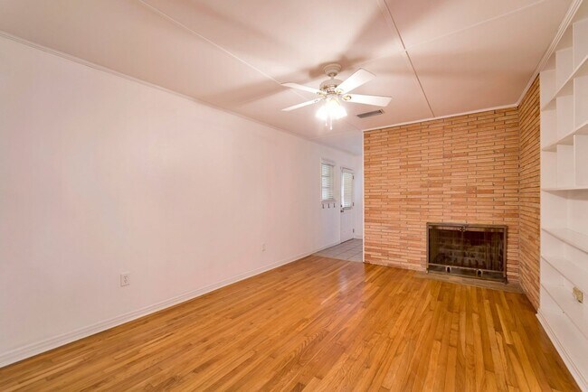 Foto del edificio - SOON AVAILABLE IN DOWNTOWN FAIRHOPE!