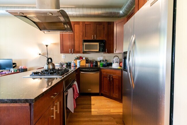 Foto del edificio - 1107 W Lawrence - Oversized Loft 1 Bedroom...