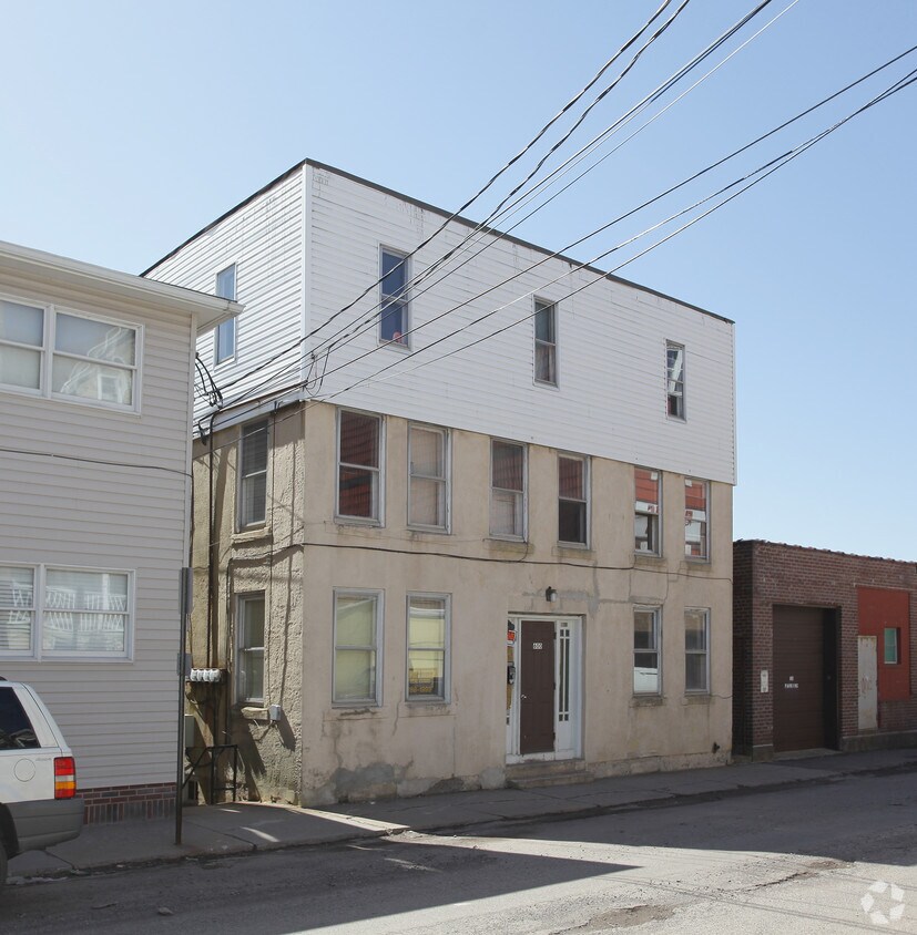 Building Photo - 600 W Maple St