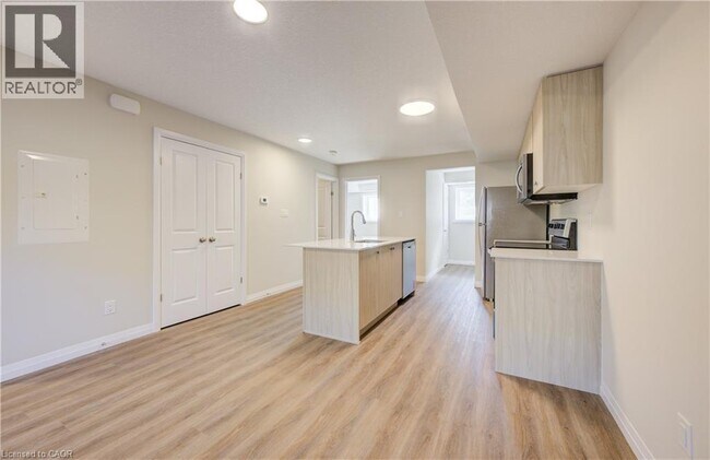 Photo du bâtiment - 410 Northfield Dr W