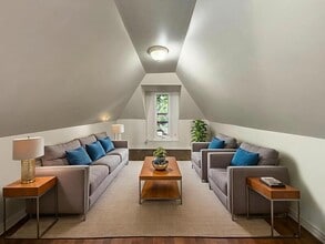 Building Photo - 482 King William St