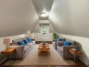 Building Photo - 482 King William St